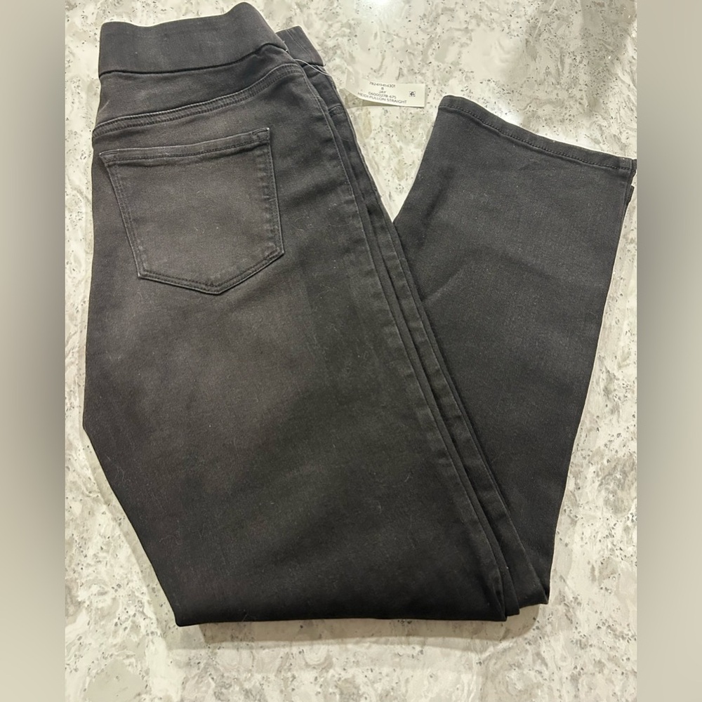 NWT. Heidi Pull on Straight Jeans Size 8.